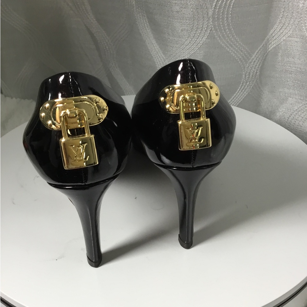 Louis Vuitton Black Patent Pointed Toe Pumps